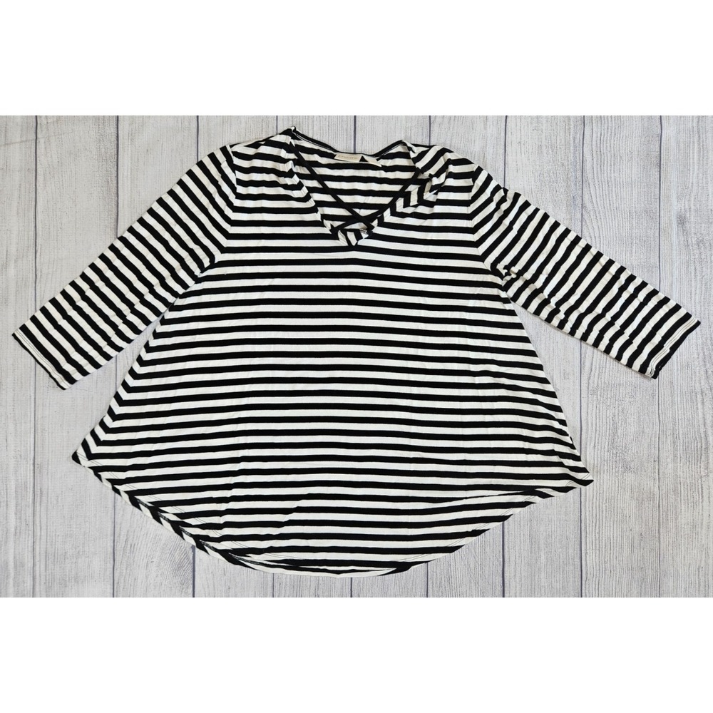 Chico's Top Women's Medium Black White Striped 3/4 Sleeve Criss Cross Neck‎
